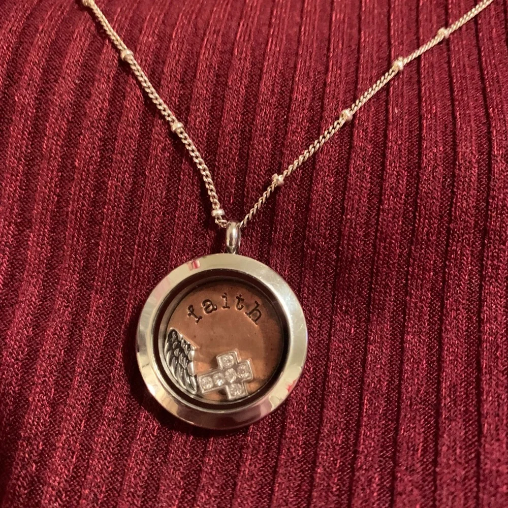 Origami Owl 🦉 Locket with Faith inspired Pendant w/ faith plate charms and chain - Picture 2 of 12